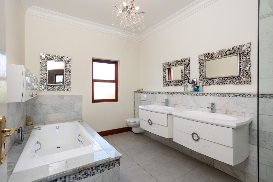 5 Bedroom Property for Sale in Val De Vie Estate Western Cape